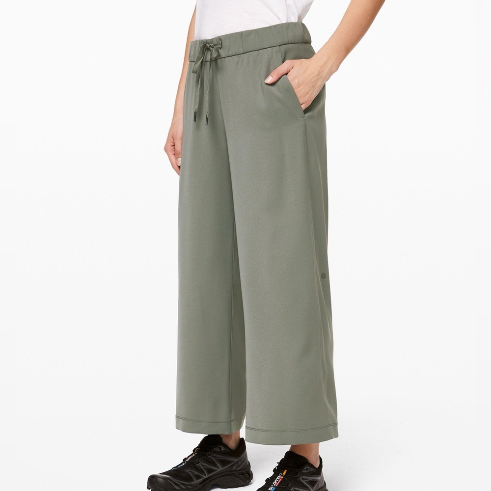 Lululemon On the Fly Wide-Leg 7/8 Pant Woven Grey Sage Size 6